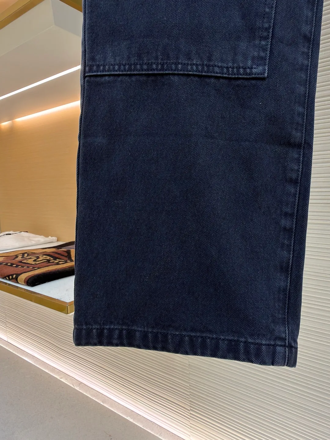 LOUIS VUITTON dyed embossed jeans ●Original version: Purchased and developed by 15889 ●Item number: 1681050-B55 ●Material: denim fabric ●Technology: embossed production ●Version: fitted version ●Weight: about 970 grams ●Size: 30-32-34-36 ●Description: This style is processed through garment dyeing to create a washed retro effect, and then uses a splicing structure and hammer fixing rings to express the workwear style. Monogram embroidery adorns the sides and left patch pocket, and pearlescent buttons and rivets complete the detail. Pair it with the same style to add to your summer wardrobe. The overall wiring is straight and delicate, the fabric is comfortable and soft, and the color is consistent without color difference. It can be matched with the same style to create a fashionable look and control various occasions. Customized accessories, complete with three standards, same style for men and women!